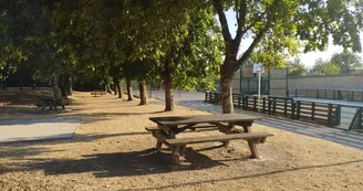 Aire de pique-nique, de jeux et plateau multisports